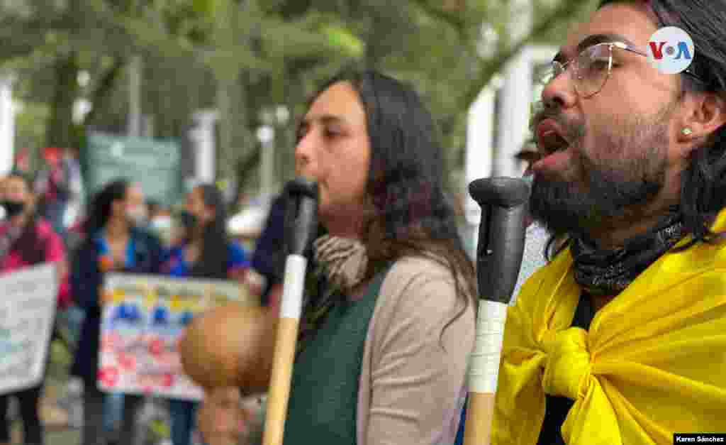 Los m&#250;sicos tambi&#233;n son otro componente durante las marchas pac&#237;ficas. Algunos de ellos se re&#250;nen, ademas, con bailarines, para presentar su inconformismo con lo que catalogan como injusticias que ocurren en su pa&#237;s.