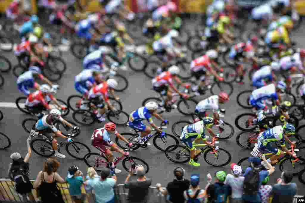 ក្រុម​អ្នក​ប្រណាំង​កង់​ចាប់​ផ្តើម​វគ្គ​ទី​៦ នៃ​ព្រឹត្តិការណ៍​ទី​១០៥ នៃ​ការ​ប្រណាំង​កង់&nbsp;Tour de France រវាង​ទីក្រុង Brest និង​ទីក្រុង&nbsp;Mur-de-Bretagne Guerledan ប្រទេស​បារាំង។