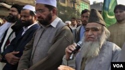 Maulana Yousef Qureshi (kanan) sedang berpidato dalam sebuah demonstrasi di Peshawar pada hari Jumat. Ulama pro-Taliban ini menawarkan hadiah 6.000 dolar untuk membunuh Asia Bibi.