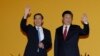 台湾总统马英九(左) 与中国国家主席习近平11月7日在新加坡历史性会晤