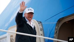 14일 미국 플로리다주를 방문하는 도널드 트럼프 미국 대통령이 메릴랜드주 앤드류 공군기지에서 전용기에 오르며 손을 흔들고 있다.