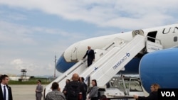 Phó TT Mike Pence đáp máy bay ở Colombia hôm 25/2/2019.