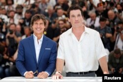 Festival Film Cannes ke-75 - Sesi pemotretan untuk film "Top Gun: Maverick" Out of Competition - Cannes, Prancis, 18 Mei 2022. Pemeran Tom Cruise dan Miles Teller berpose. (Foto: REUTERS/Sarah Meyssonnier)