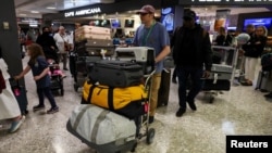 从中东撤离的乘客抵达美国首都华盛顿的杜勒斯国际机场。(2026年3月5日)