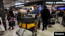 3월 5일, 중동에서 대피한 승객들이 도착한 미국 버지니아주 덜레스 국제공항 (로이터/케빈 라마르크)