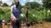 Un inventeur installe plus d'une centaine de pompes à eau en Guinée