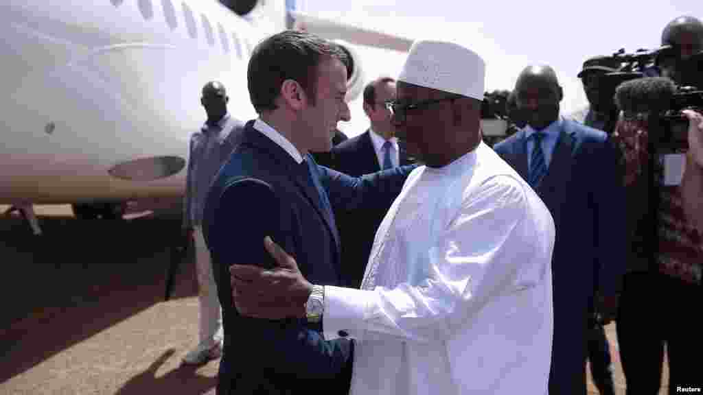 Emmanuel Macron Franci Djamanatigui Koura ani IBK be foli la Gao Mali. Gao, mai kalo tile 19, 2017.