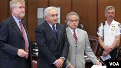 Strauss-Kahn planteó una demanda contra la muscama que lo acusó de haberla atacado sexualmente.