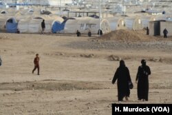Wives of killed or captured IS fighters often continue to cover themselves in black veils in the Haj Ali camp in Northern Iraq, Dec. 27, 2017.
