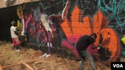 Graffiti artists perform at the annual Yoyo Tinz hip-hop festival in Ghana, held Oct. 9-13, 2019. (S.Knott/VOA) 