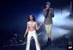 Andrew Taggart of The Chainsmokers, right, and Halsey perform at the MTV Video Music Awards at Madison Square Garden, Aug. 28, 2016, in New York.