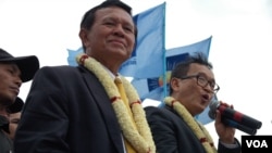 Sam Rainsy, pemimpin oposisi Kamboja (kanan) menyampaikan sambutannya di Freedom Park, pusat kota Phnom Penh, didampingi wakil presiden partai CNRP, Kem Sokha (Robert Carmichael/VOA).