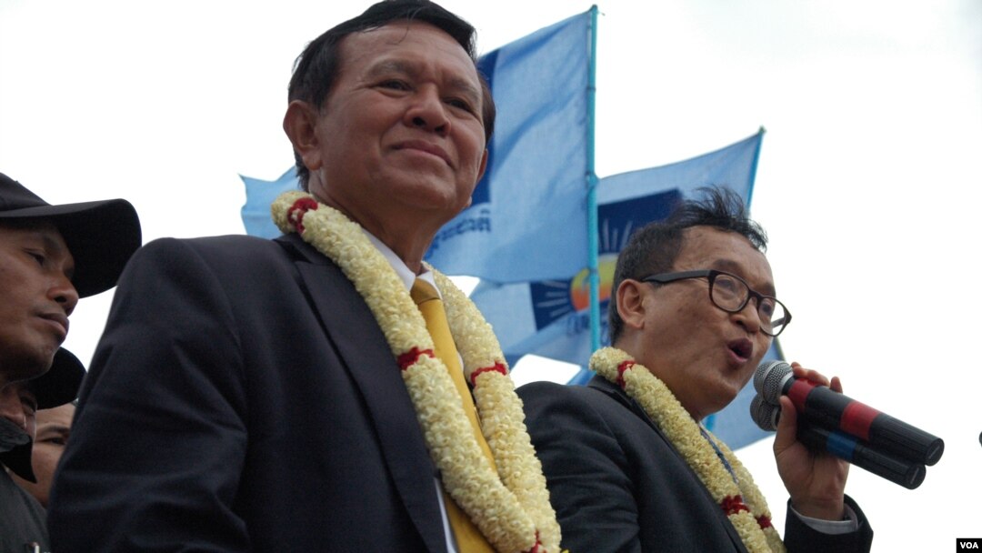 Sam Rainsy, pemimpin oposisi Kamboja (kanan) menyampaikan sambutannya di Freedom Park, pusat kota Phnom Penh, didampingi wakil presiden partai CNRP, Kem Sokha (Robert Carmichael/VOA).