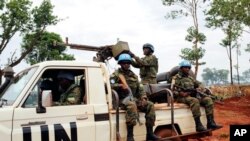 Des soldats de la paix des Nations Unies patrouillent à l'extérieur de Bria, en République centrafricaine, 26 mai 2017.