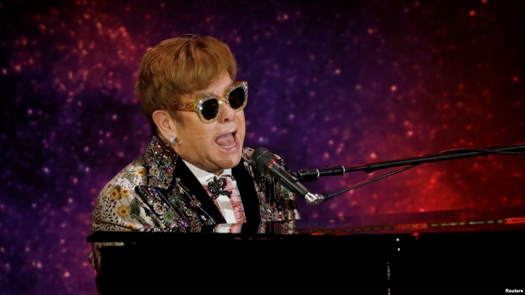 Elton John momentos antes de anunciar su gira final "Farewell Yellow Brick Road". Manhattan, Nueva York, 24-1-18.