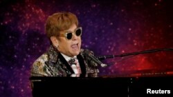 Elton John momentos antes de anunciar su gira final "Farewell Yellow Brick Road". Manhattan, Nueva York, 24-1-18.