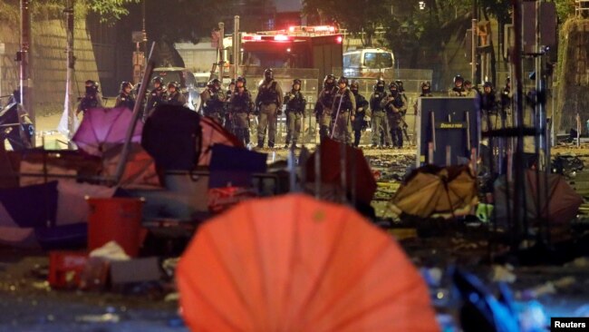 香港警察站立在理工大学外的街道上。(2019年11月19日)