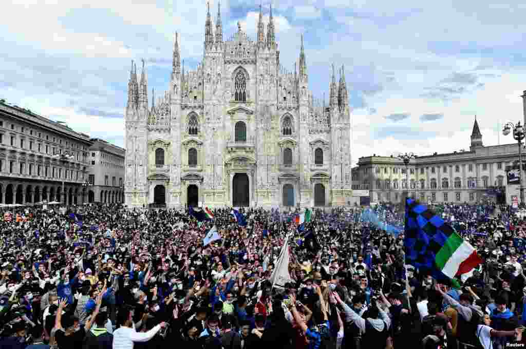 Inter Milan fans celebrate winning Serie A outside the Duomo di Milano in Milan, Italy, May 2, 2021.