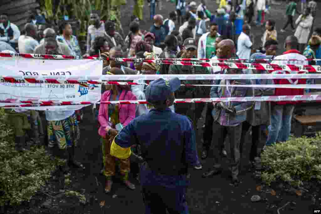 Wapiga kura na mashahidi wakizubiri kufunguliwa kwa kituo cha kupiga kura cha Katendere, mjini Goma, Dec. 30, 2018.