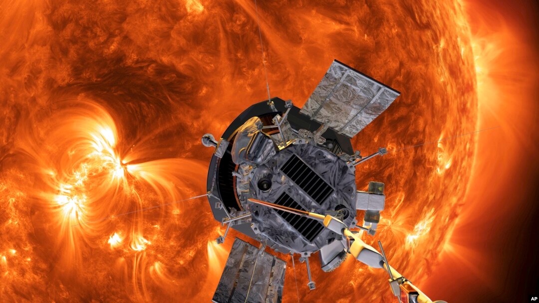 gambar yang dibuat oleh seorang artis menunjukkan wahana antariksa milik NASA Parker Solar Probe yang bergerak mendekati matahari. (Foto: Steve Gribben/Johns Hopkins APL/NASA via AP)