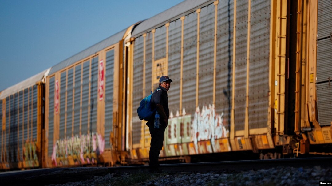 Seorang migran asal Venezuela tampak menunggu untuk menaiki kereta di Ramos Arizpe, Meksiko, pada 20 September 2023. Kereta itu bergerak menuju wilayah perbatasan AS-Meksiko. (Foto: Reuters/Daniel Becerril)
