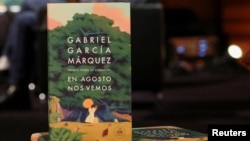 Durante su presentación se exhiben copias de 'Wn agosto nos vemos', el libro póstumo del autor colombiano y premio Nobel Gabriel García Márquez, en Madrid, España, el 5 de marzo de 2024.