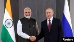 အိန္ဒိယဝန်ကြီးချုပ် Narendra Modi နဲ့ ရုရှားသမ္မတ Vlladimir Putin တို့ ဥဇဘက်ကစ္စတန်၊ Samarkand မြို့က SCO ညီလာခံမှာ တွေ့ဆုံကြစဥ်။ (စက်တင်ဘာ ၁၆၊ ၂၀၂၂)