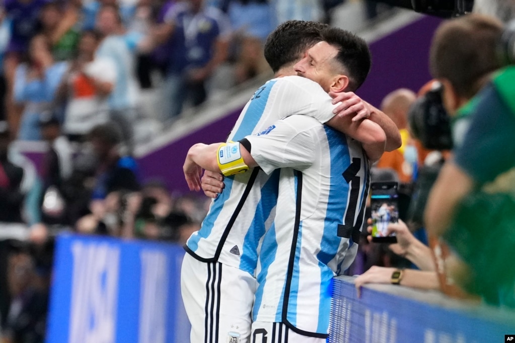 El argentino Julián Álvarez, a la izquierda, y Lionel Messi celebran el tercer gol durante el partido de fútbol semifinal de la Copa del Mundo entre Argentina y Croacia en el Estadio Lusail, el martes 13 de diciembre de 2022. (Foto AP/Manu Fernández)