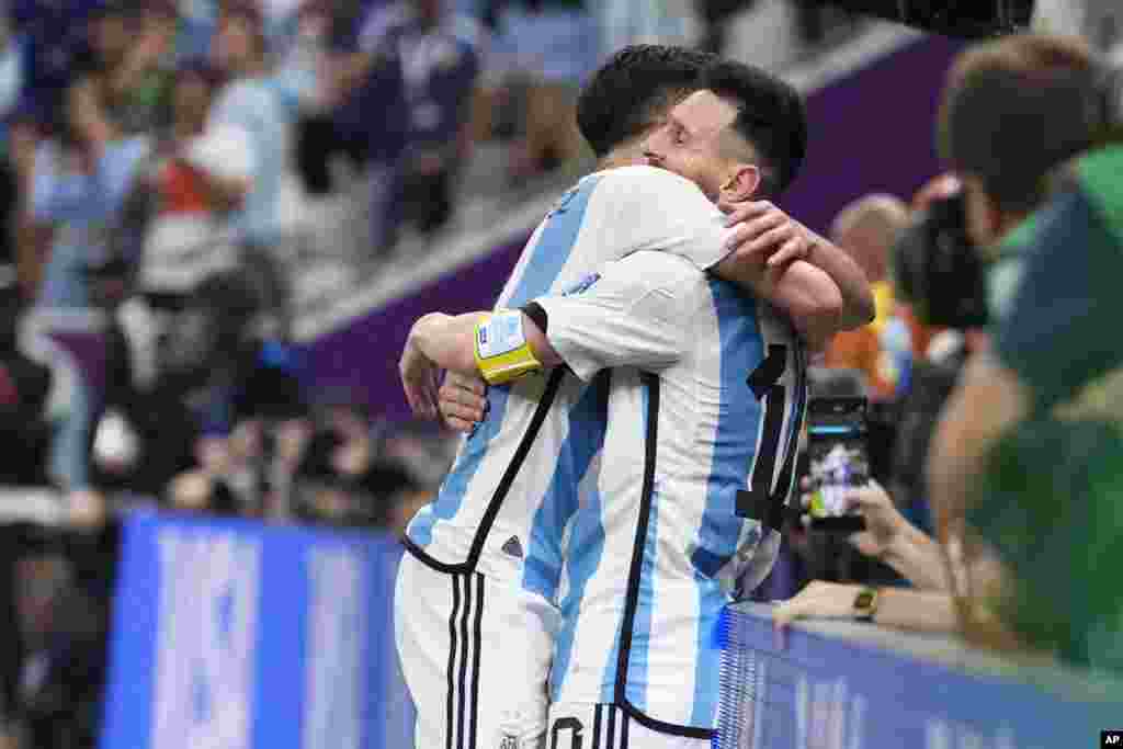 El argentino Julián Álvarez, a la izquierda, y Lionel Messi celebran el tercer gol durante el partido de fútbol semifinal de la Copa del Mundo entre Argentina y Croacia en el Estadio Lusail, el martes 13 de diciembre de 2022. (Foto AP/Manu Fernández)