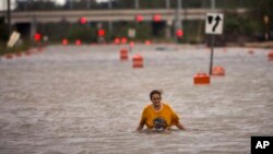 Badai Matthew menyebabkan jalanan di Savannah, Georgia tergenang banjir, Sabtu (8/10).