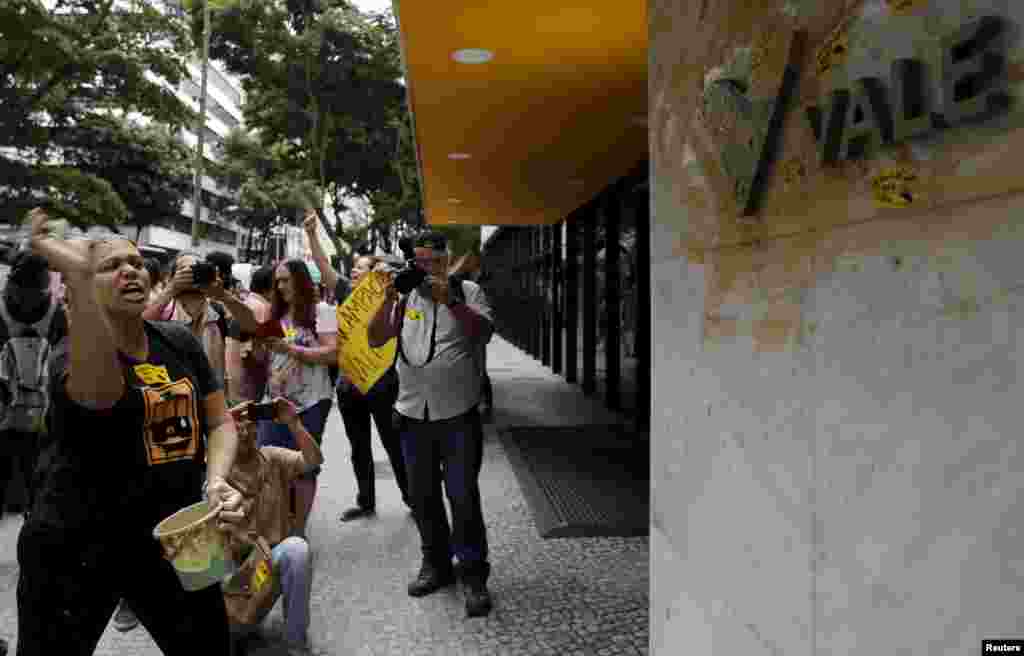 Ativistas protestam contra acidente ambiental em Mariana, em Minas Gerais, na frente da sede da Vale do Rio Doce, uma das empresas responsáveis pela tragédia