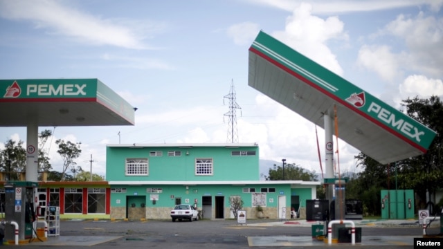 Una estación de gasolina dañada por la fuerza del huracán Patricia en el pueblo de Casimiro, cerca del puerto de Manzanillo, en México.