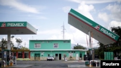 Una estación de gasolina dañada por la fuerza del huracán Patricia en el pueblo de Casimiro, cerca del puerto de Manzanillo, en México.