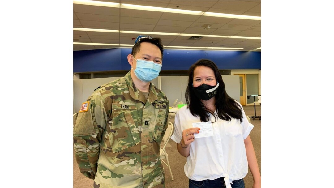 Dân biểu Trâm Nguyễn thăm một trung tâm cung cấp vaccine COVID-19 ở Massachusetts.
