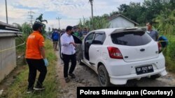 Polisi saat melakukan olah tempat kejadian perkara tewasnya seorang pemimpin redaksi media daring lokal di Kabupaten Simalungun, Sumatera Utara, Sabtu, 19 Juni 2021. (Foto: Polres Simalungun)