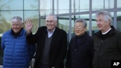 El presidente del Instituto Pacific Century, Donald Gregg (segundo de la izquierda) llega a Pyongyang junto a sus acompañantes.