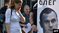 Người biểu tình và chân dung ông Oleg Sentsov.