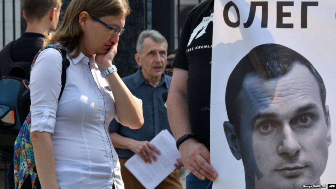 Người biểu tình và chân dung ông Oleg Sentsov.