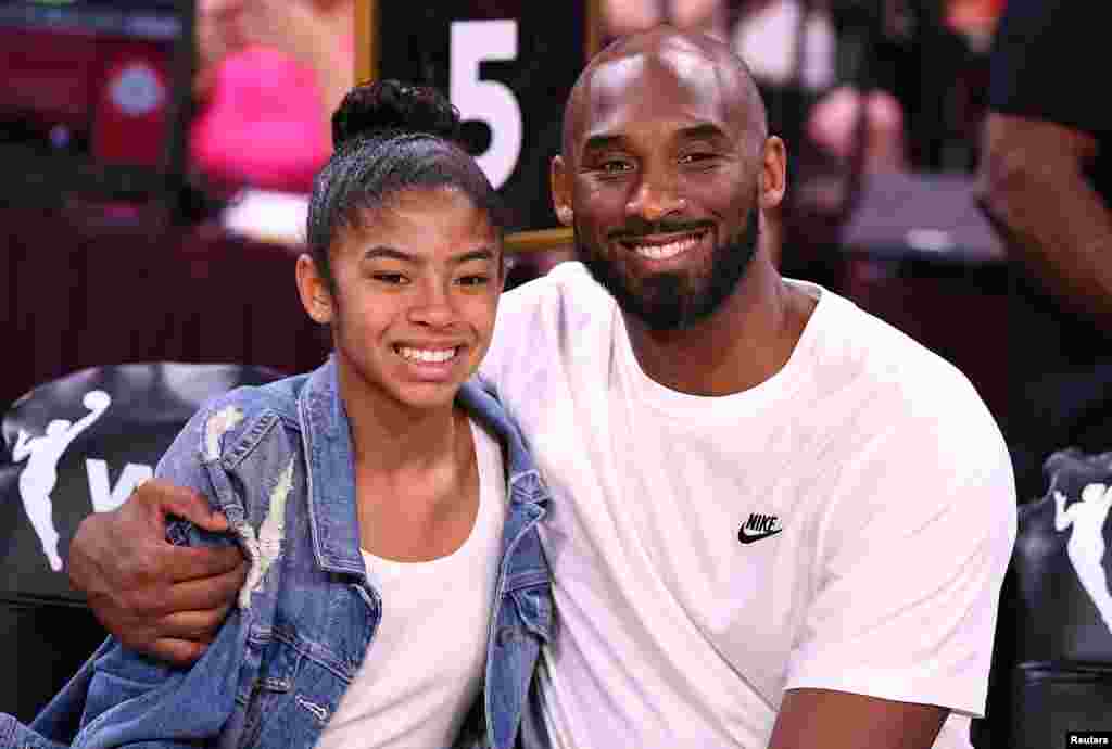 Kobe Bryant com a sua filha Gianna, jogadora de basquetebol, num jogo da WNBA All Star a 27 julho 2019. Foto: Stephen R. Sylvanie-USA TODAY Sports/ arquivo