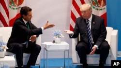 Prezida Enrique Pena Nieto wa Mexique (i bubamfu), na Prezida DOnald Trump (i buryo), m'umubonano bagiranye mu gihugu c'Ubudagi.