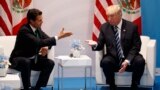 Prezida Enrique Pena Nieto wa Mexique (i bubamfu), na Prezida DOnald Trump (i buryo), m'umubonano bagiranye mu gihugu c'Ubudagi.