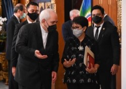 Menlu Iran Javad Zarif berbincang dengan Menlu RI Retno Marsudi dalam pertemuan di Jakarta, Senin (19/4) (foto: Kemlu RI).