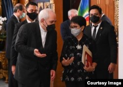 Menlu Iran Javad Zarif berbincang dengan Menlu RI Retno Marsudi dalam pertemuan di Jakarta, Senin (19/4) (foto: Kemlu RI).
