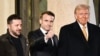 Presiden Prancis Emmanuel Macron mengacungkan jempol didampingi Presiden Ukraina olodymyr Zelenskyy dan Presiden terpilih Amerika Donald Trump di Istana Elysee, Sabtu, 7 December 2024. (Foto: Julien de Rosa/AFP)