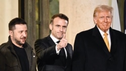 Presiden Prancis Emmanuel Macron mengacungkan jempol didampingi Presiden Ukraina olodymyr Zelenskyy dan Presiden terpilih Amerika Donald Trump di Istana Elysee, Sabtu, 7 December 2024. (Foto: Julien de Rosa/AFP)