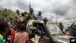 Arhiva - Ljudi pozdravljaju pripadnike bezbjednosnih snaga dok se voze ulicama glavnog grada Bamako, u Maliju, 19. avgusta 2020. 