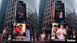ဖမ်းဆီးခံထားရတဲ့ မြန်မာရိုက်တာသတင်းထောက် ကိုဝလုံးနဲ့ ကိုကျော်စိုးဦးတို့ကို ဓါတ်ပုံကို နယူးရောက် မြို့လည်ကောင် Times Square မှာ ချိတ်ဆွဲဂုဏ်ပြုထားပုံ