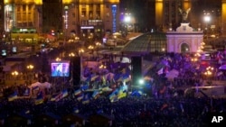အစိုးရကို ဆန့်ကျင်ကန့်ကွက်ပြီး ဆန္ဒပြနေသူတွေ Kiev မြို့တော်အလယ်က လွတ်လပ်ရေးရင်ပြင်မှာ စုရုံးနေကြစဉ်။ (ဒီဇင်ဘာ ၂၊ ၂၀၁၃)