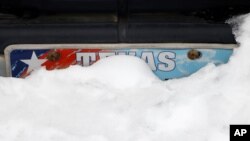 La nieve comienza a derretirse en un automóvil en Euless, Texas, el jueves 18 de febrero de 2021 después de varios días de tormenta.