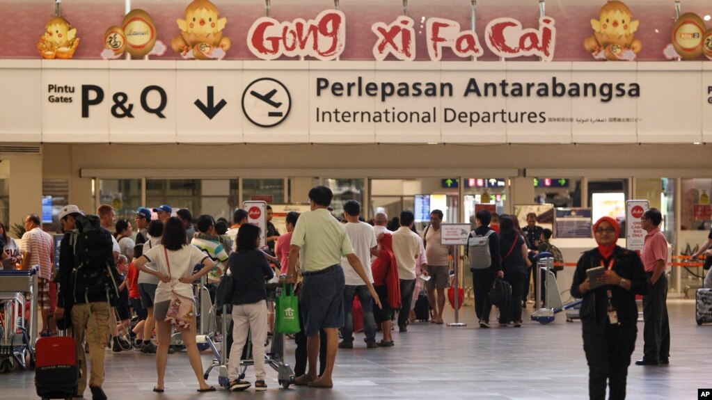 ក្រុមអ្នកដំណើរ​រង់ចាំចូលត្រួតពិនិត្យ​សន្តិសុខនៅឯអាកាសយានដ្ឋានអន្តរជាតិគូឡាឡាំពួ កាលពីថ្ងៃទី១៤ ខែកុម្ភៈ ឆ្នាំ២០១៧។ (រូបថត AP)